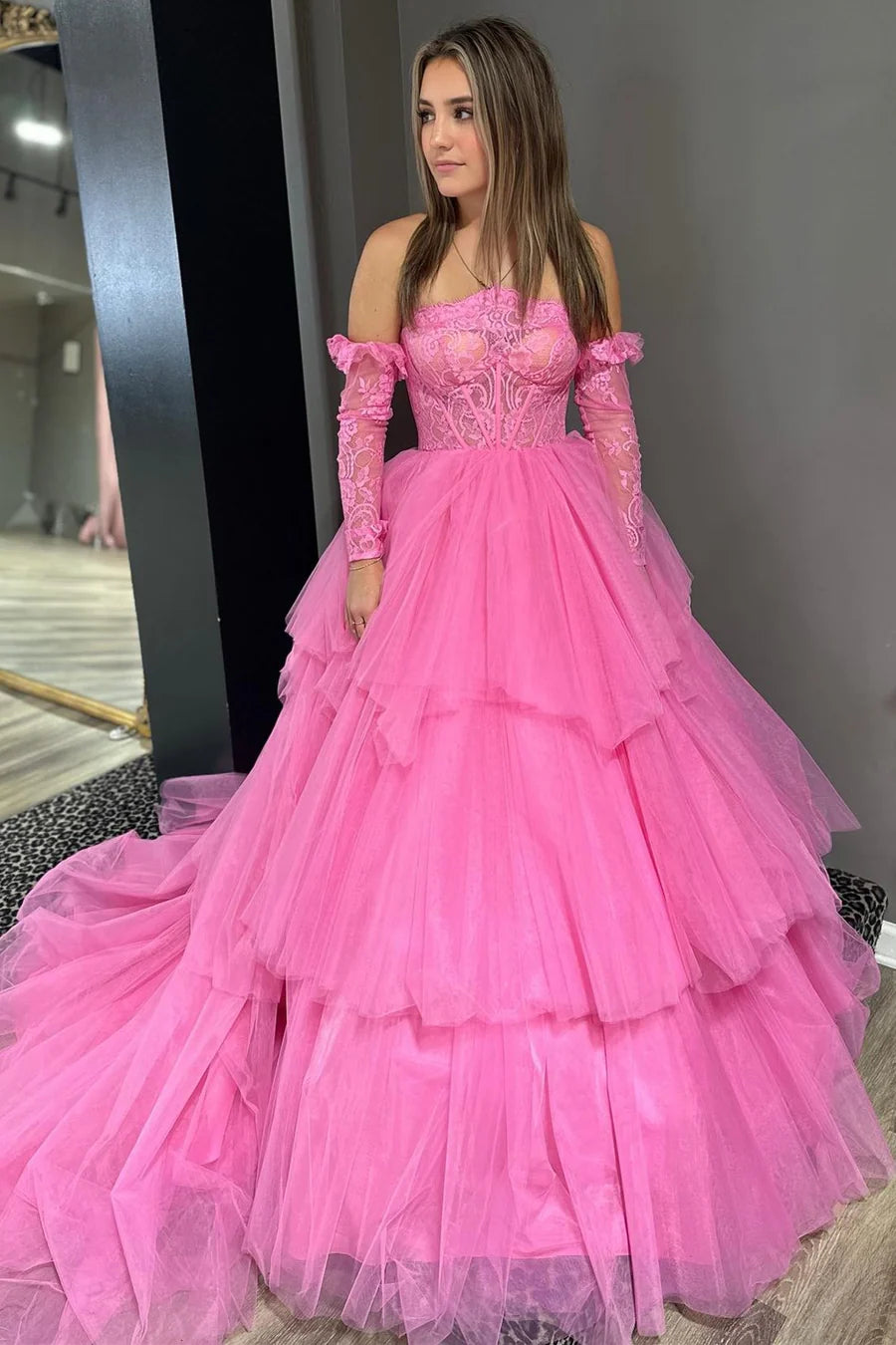 Vestido de fiesta de encaje sin tirantes, de varios niveles y con hombros descubiertos y cola